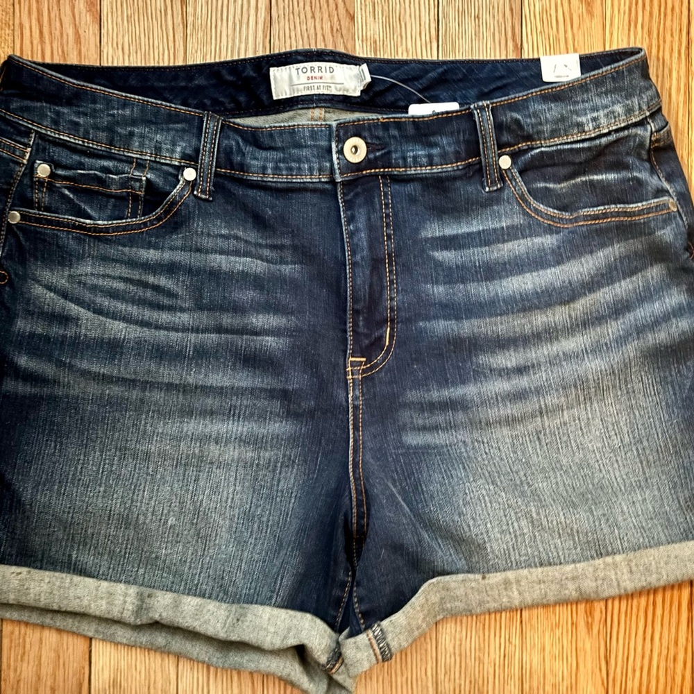 Torrid NWT jean shorts size 20
